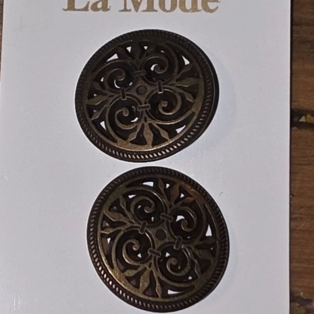 La Mode Buttons Antique Gold Filigree Floral Italy 7/8 and 3/4 Inch 4 Cards